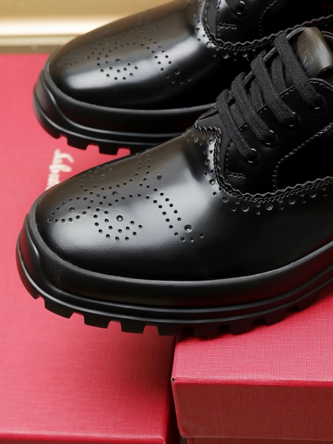 Factory P680💰🔥《Ferragamo》👏Latest•High-end top brand luxury~purchasing agent, top~quality. New fashionable business men's shoes 🔜The uppers are made of original first-layer open-edge beaded cowhide➕cowhide·lining, with fine workmanship. The original stylish and soft combination wear-resistant and non-slip outsole is light and comfortable on the feet. The real thing looks better in real photos. Number of yards: 38--44 (45 and 46 can be customized)